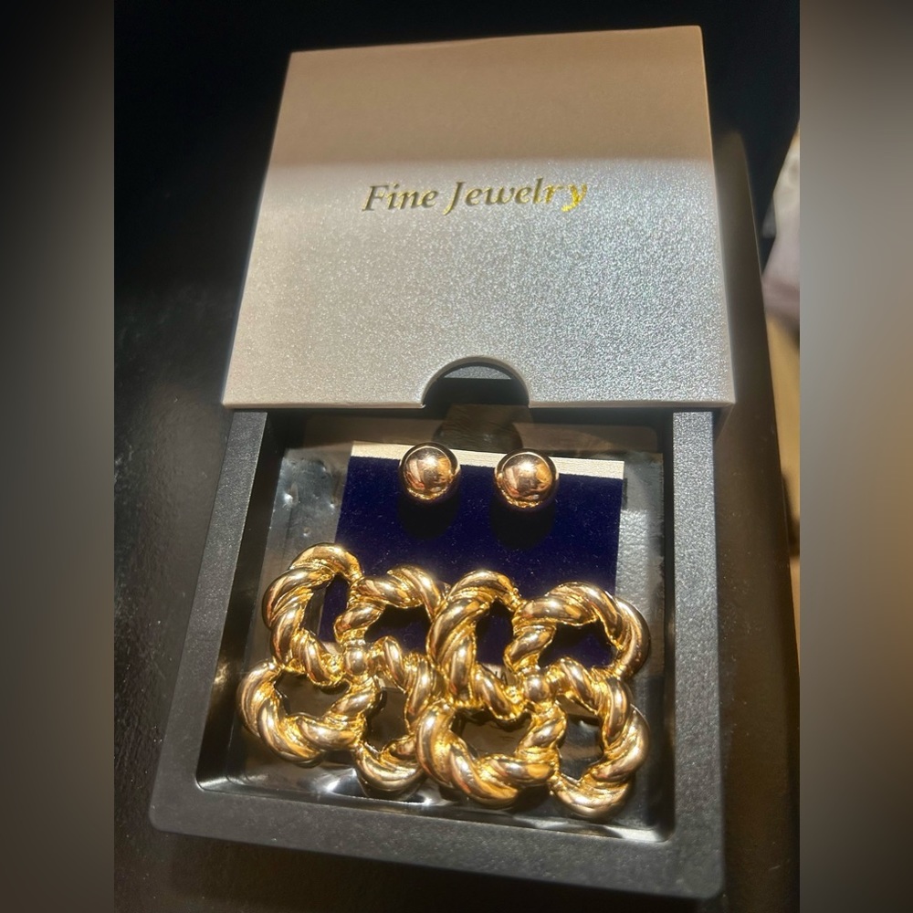 Gold statement earrings !